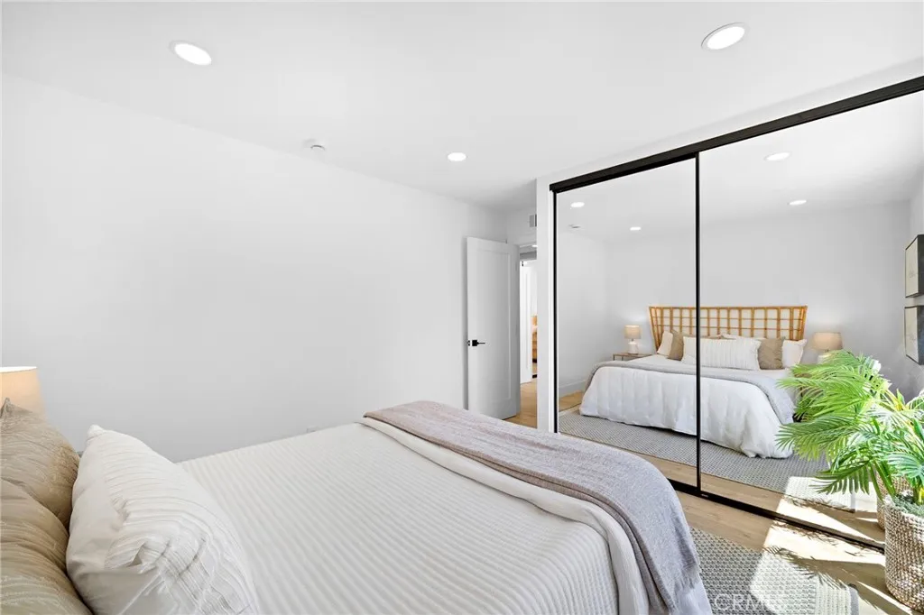 Good size bedrooms, smooth ceilings, recessed lighting