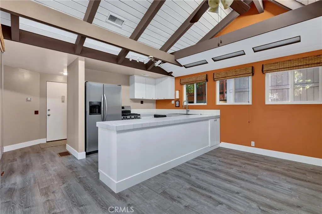 594 W Victoria Ct