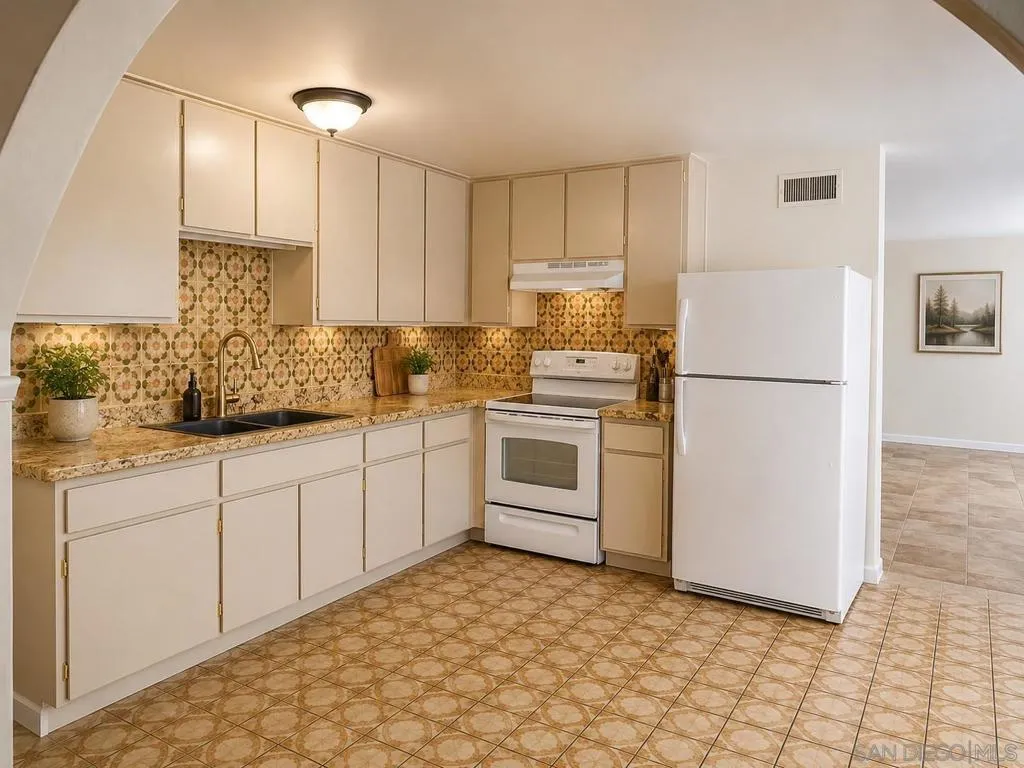 8474 Parkbrook, San Diego, California 92114 — photo 4