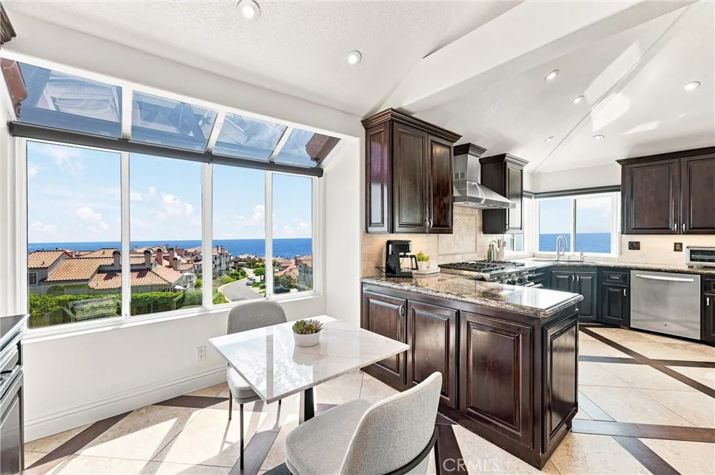 Bright kitchen & breakfast nook with panoramic ocean views Bright kitchen & breakfast nook with panoramic ocean views