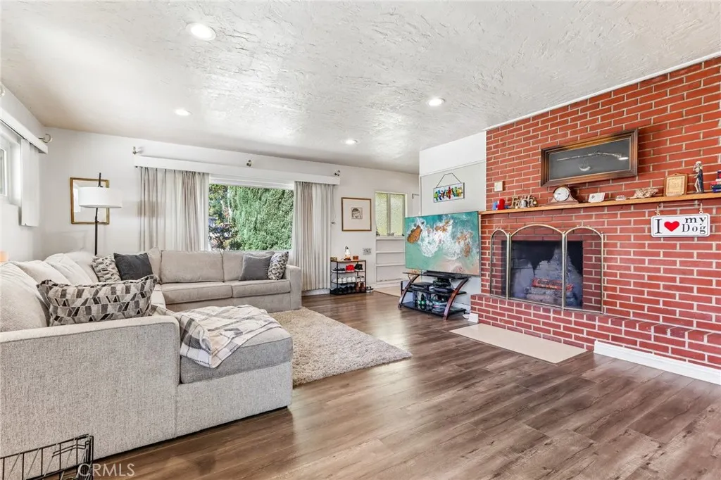 1429 Kellogg Avenue, Corona, California 92879 — photo 5