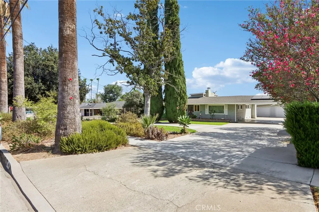 1429 Kellogg Avenue, Corona, California 92879 — photo 4