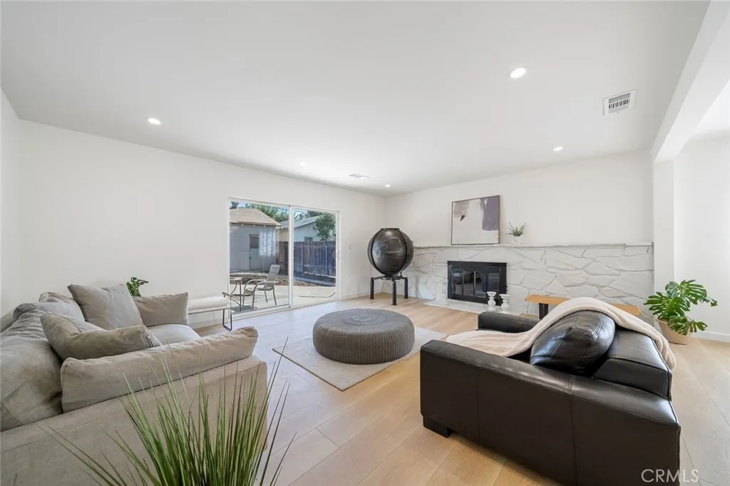285 E Mckinley Avenue, Pomona, California 91767 — photo 4