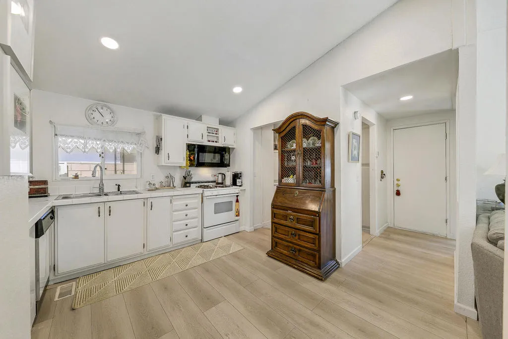 12 KITCHEN MLS 12 KITCHEN MLS