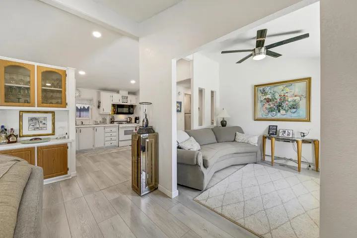 09 FOYER MLS