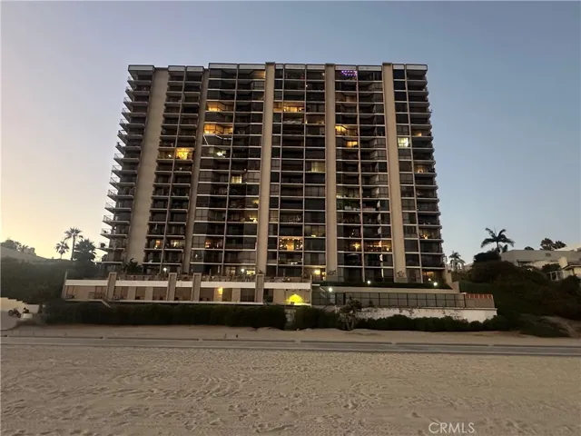 Queens Surf! Beach view with private entry to outside showers, pool and sundeck