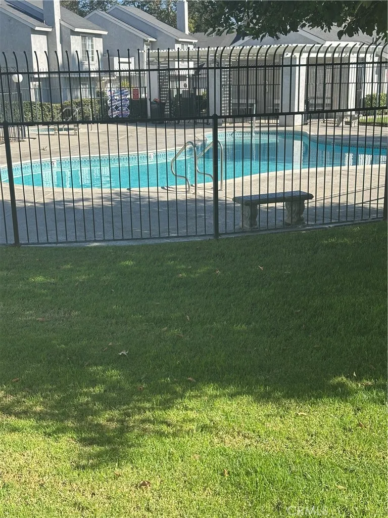 172 W Walnut D, Rialto, California 92376 — photo 4