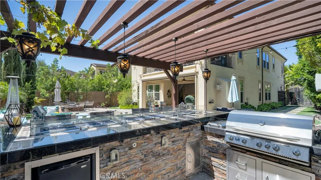 Backyard outdoor kitchen designed for effortless entertaining Backyard outdoor kitchen designed for effortless entertaining