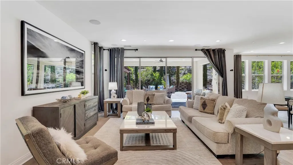 Indoor-outdoor living Indoor-outdoor living