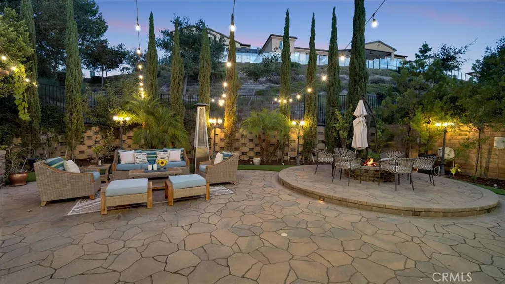 Spacious backyard Spacious backyard