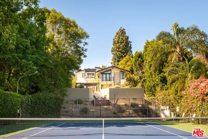 16820 Oak View Drive, Encino, California 91436 — photo 5