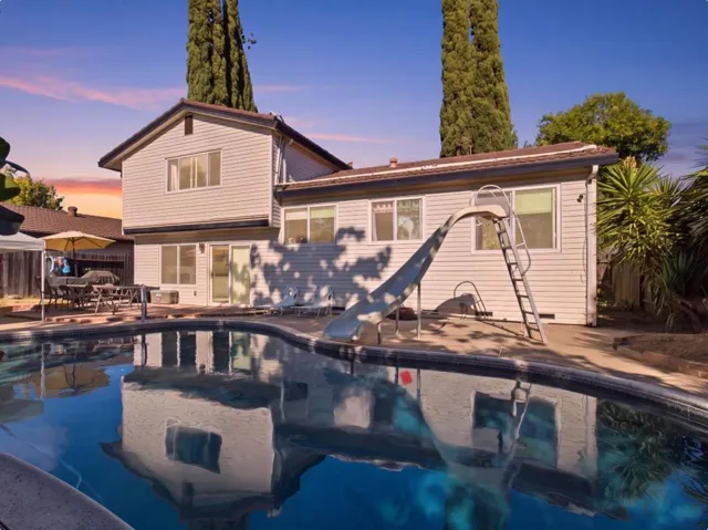 Large backyard pool 3016 Bettina Way Sacramento