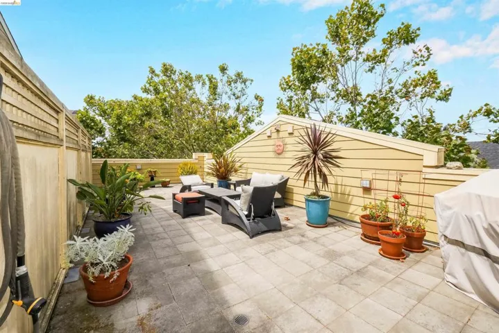 1555 32nd St 4, Oakland, California 94608-4049 — photo 5