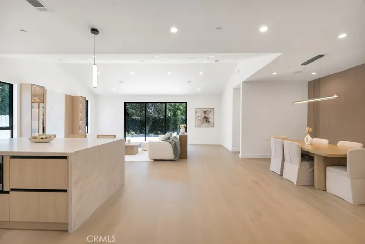 17534 Collins, Encino, California 91316 — photo 5