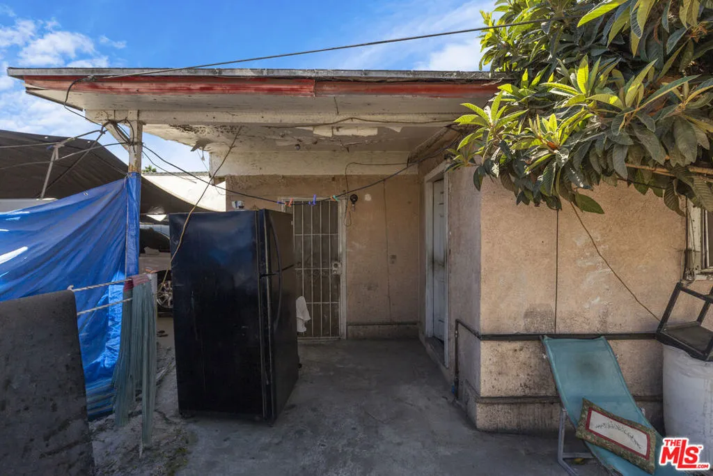 10313 Croesus Avenue, Los Angeles, California 90002 — photo 5