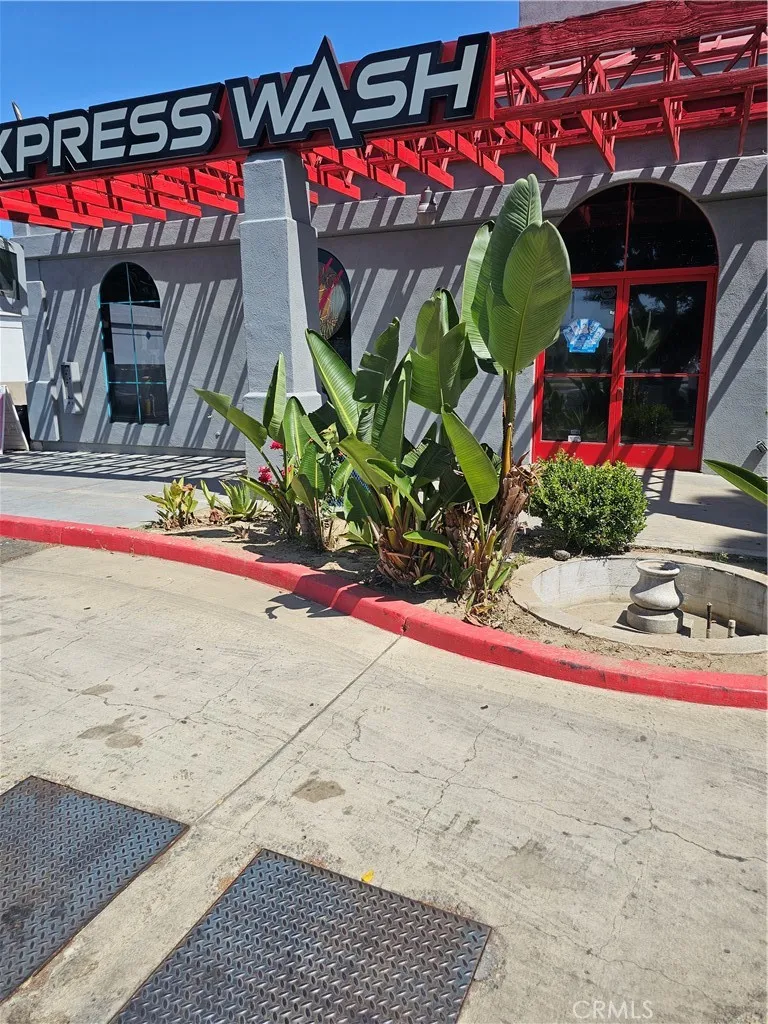 2525 E Lincoln