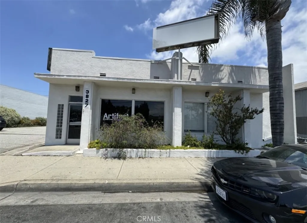 3827 W Rosecrans