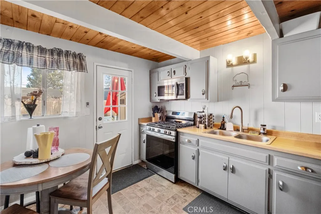 1056 Sierra, Big Bear City, California 92314 — photo 4