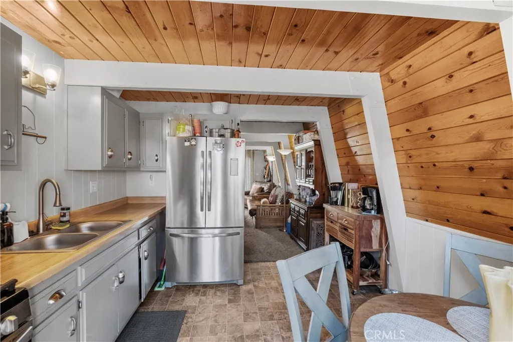1056 Sierra, Big Bear City, California 92314 — photo 5