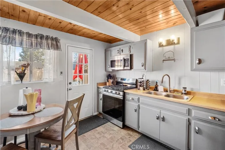 1056 Sierra, Big Bear City, California 92314 — photo 4