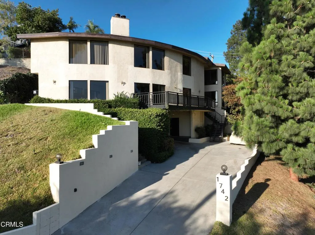 1742 Hill Dr