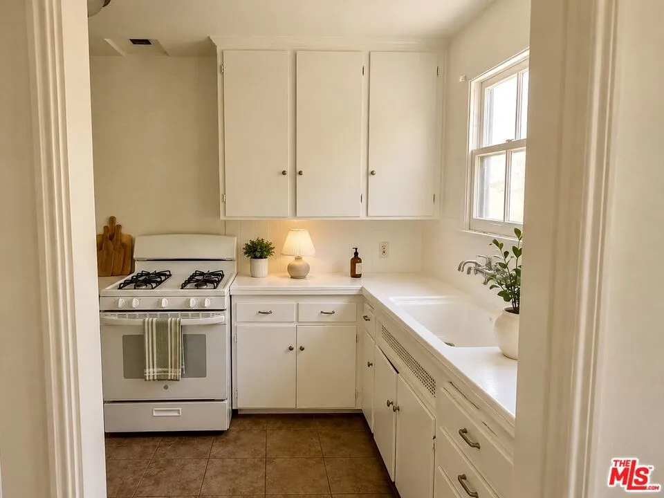 4707 Finley Avenue 4, Los Angeles, California 90027 — photo 5