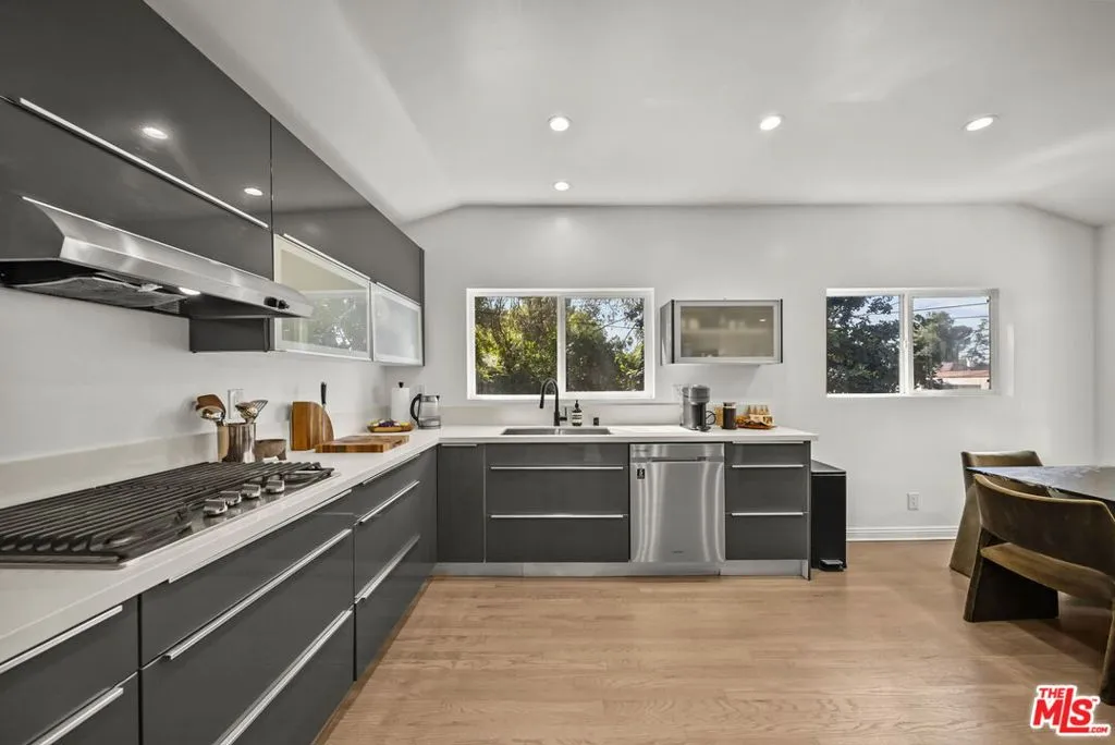 6295 Ivarene Avenue, Los Angeles, California 90068 — photo 4