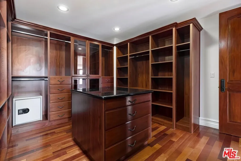 Primary Room-size Walk-in Primary Room-size Walk-in