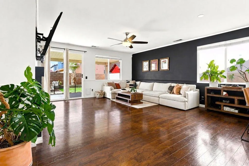 4-web-or-mls-3 Living Room 1