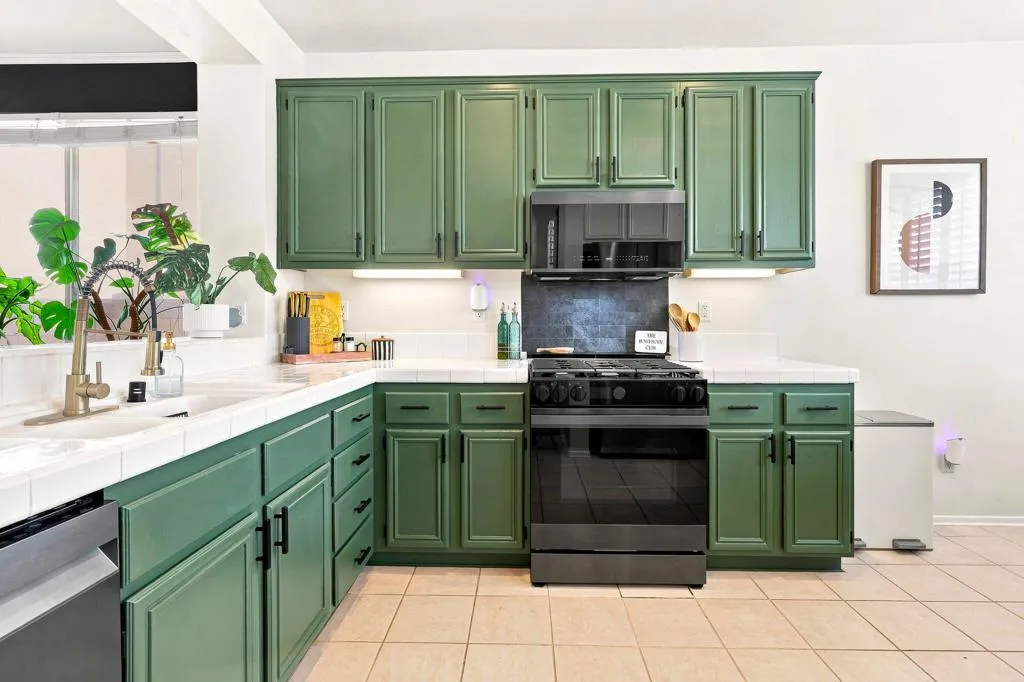 9-web-or-mls-4 Kitchen 1