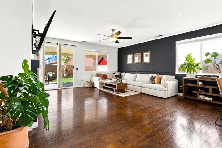 4-web-or-mls-3 Living Room 1