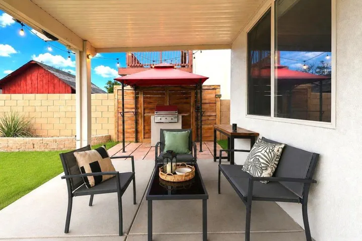25-web-or-mls-10 Patio 1