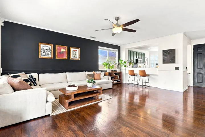 6-web-or-mls-3 Living Room 3