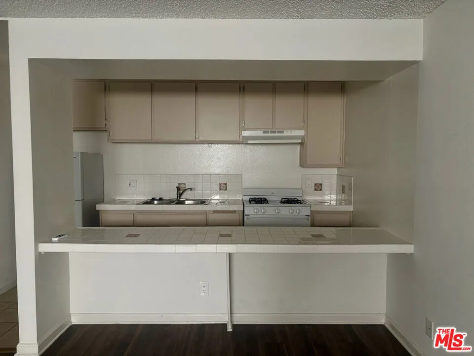 5418 Hermitage Avenue 103, Los Angeles, California 91607 — photo 4