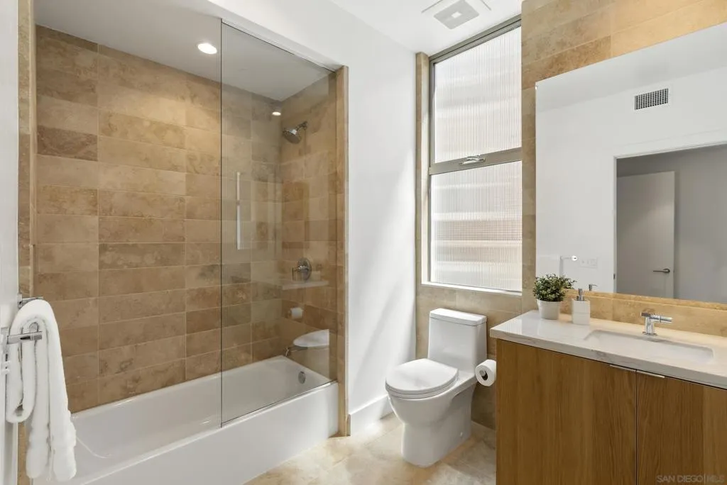 Guest en suite bathroom.