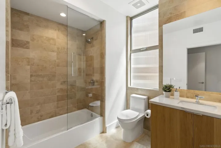 Guest en suite bathroom.