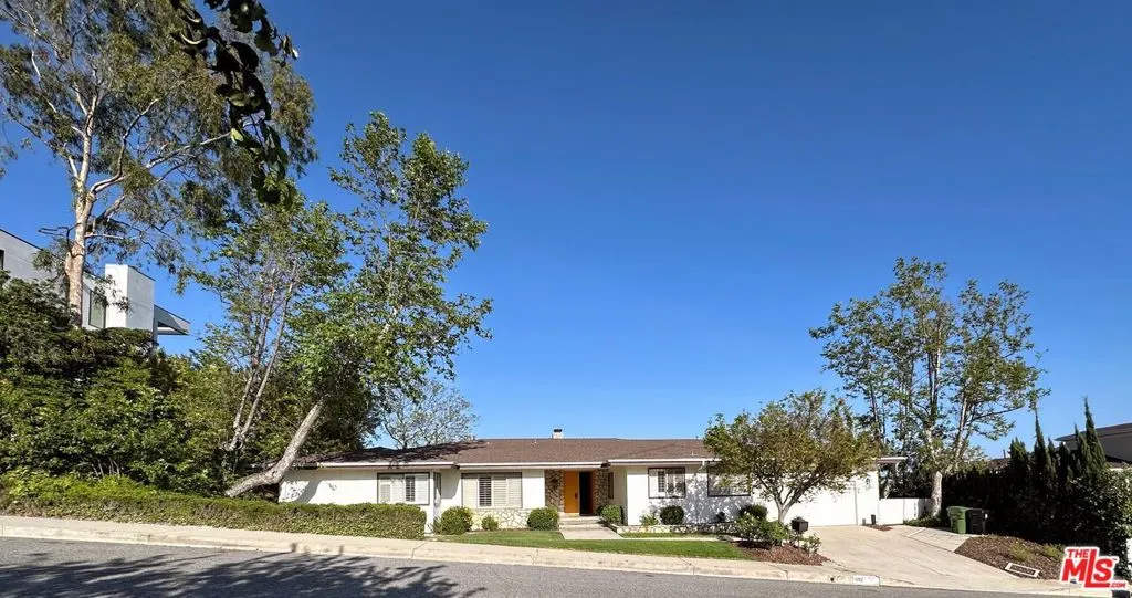 1212 Roberto Ln