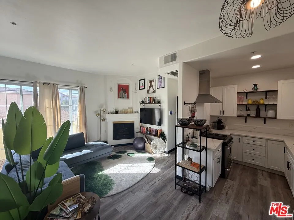 7033 La Tijera Blvd