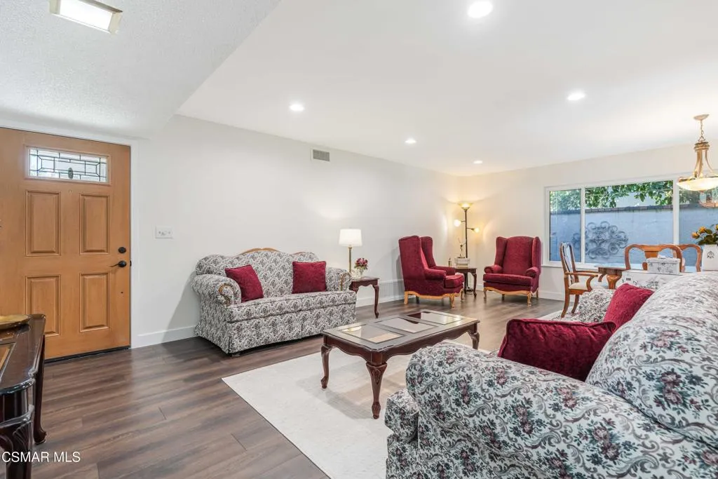 3062 Barnes St-2