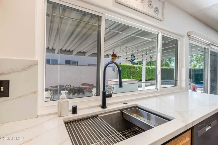 3062 Barnes St-12