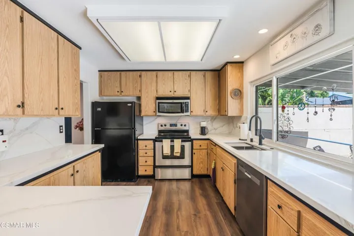 3062 Barnes St-10
