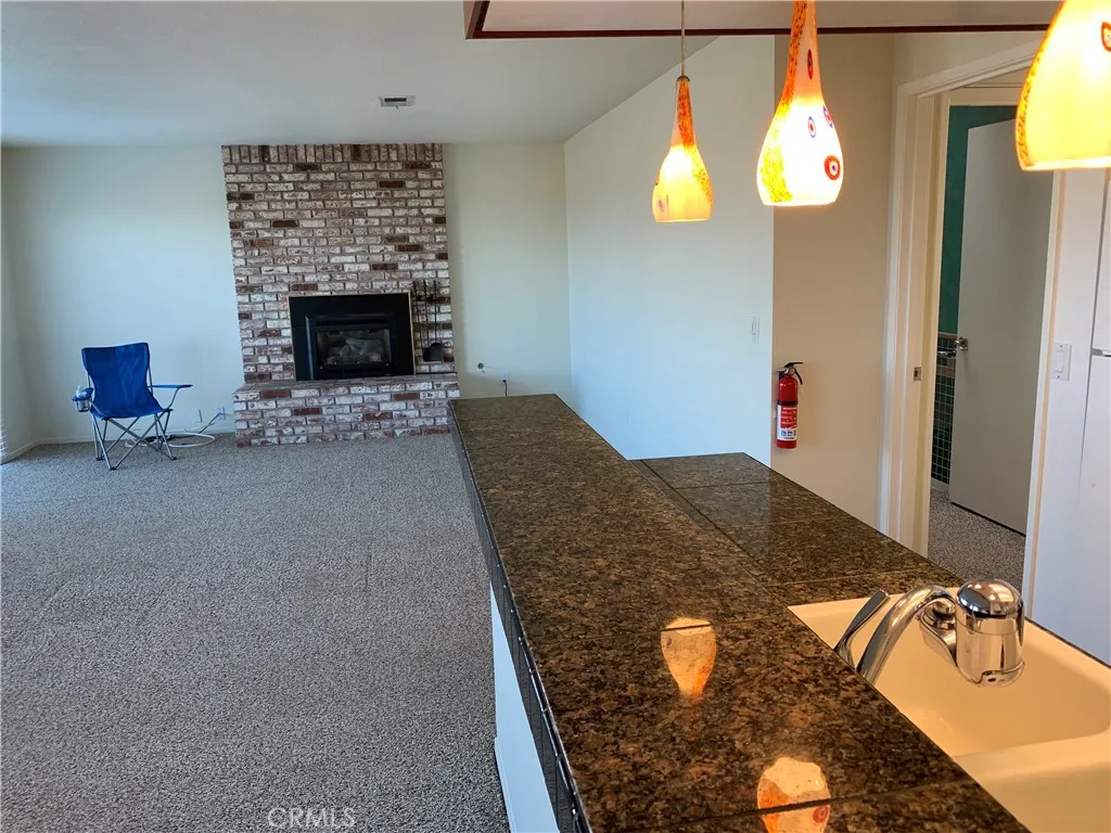 Gas insert fireplace