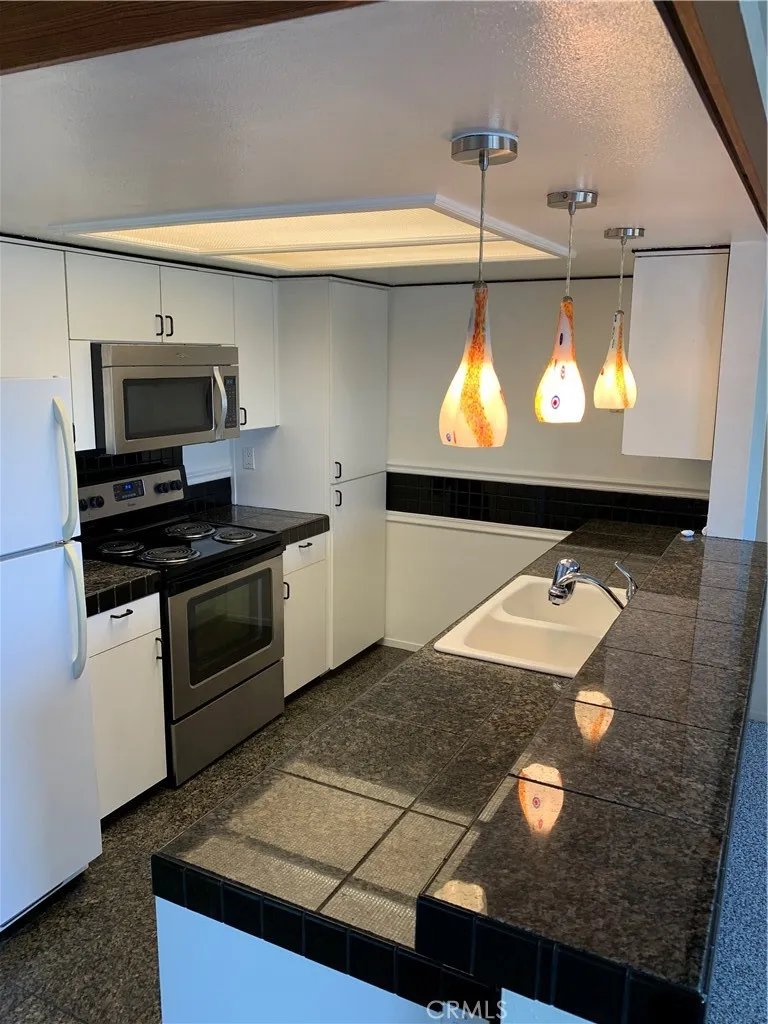 Kitchen with breakfast bar
