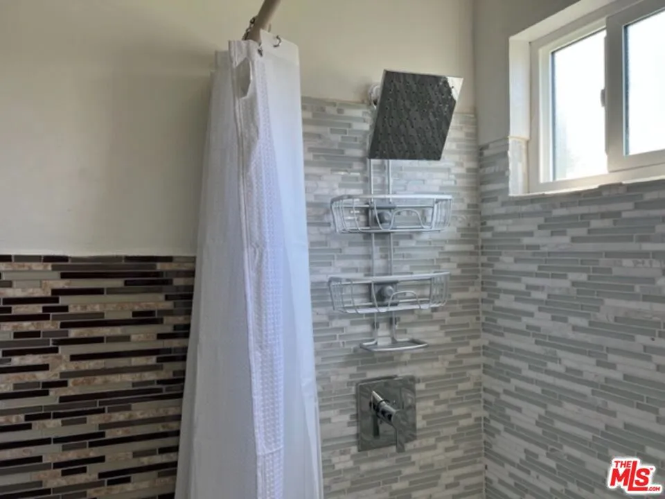 3568 S Budlong Avenue 5, Los Angeles, California 90007 — photo 4