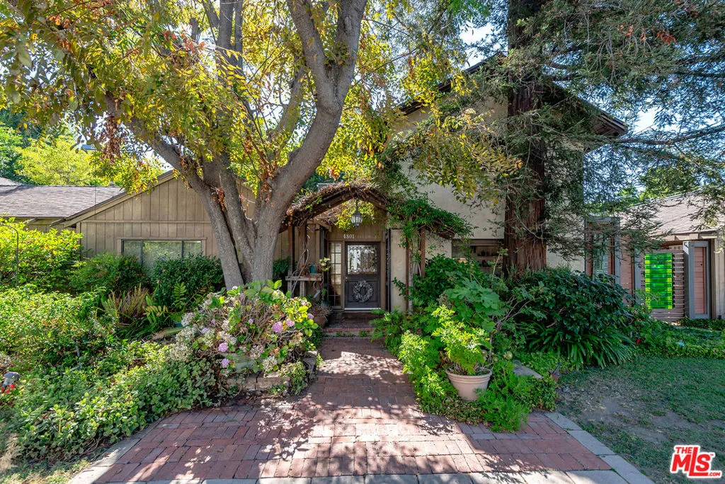 15203 Camarillo St