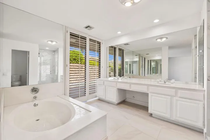 Primary Bath w/ Soaking Tub