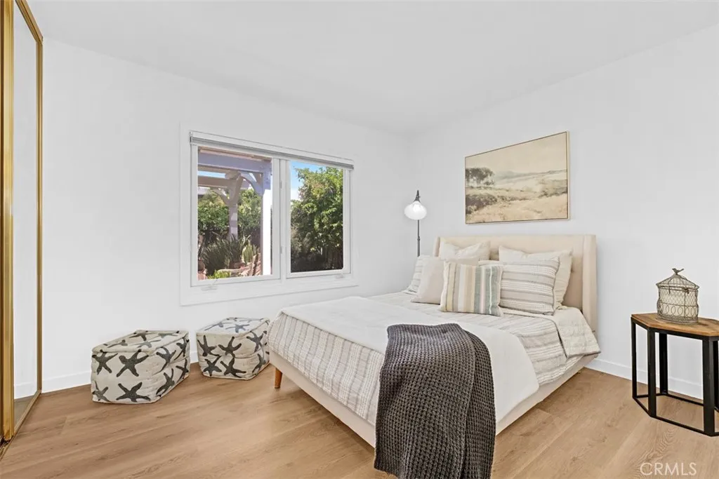 Secondary bedroom with window to courtyard, Mirror wardrobe
