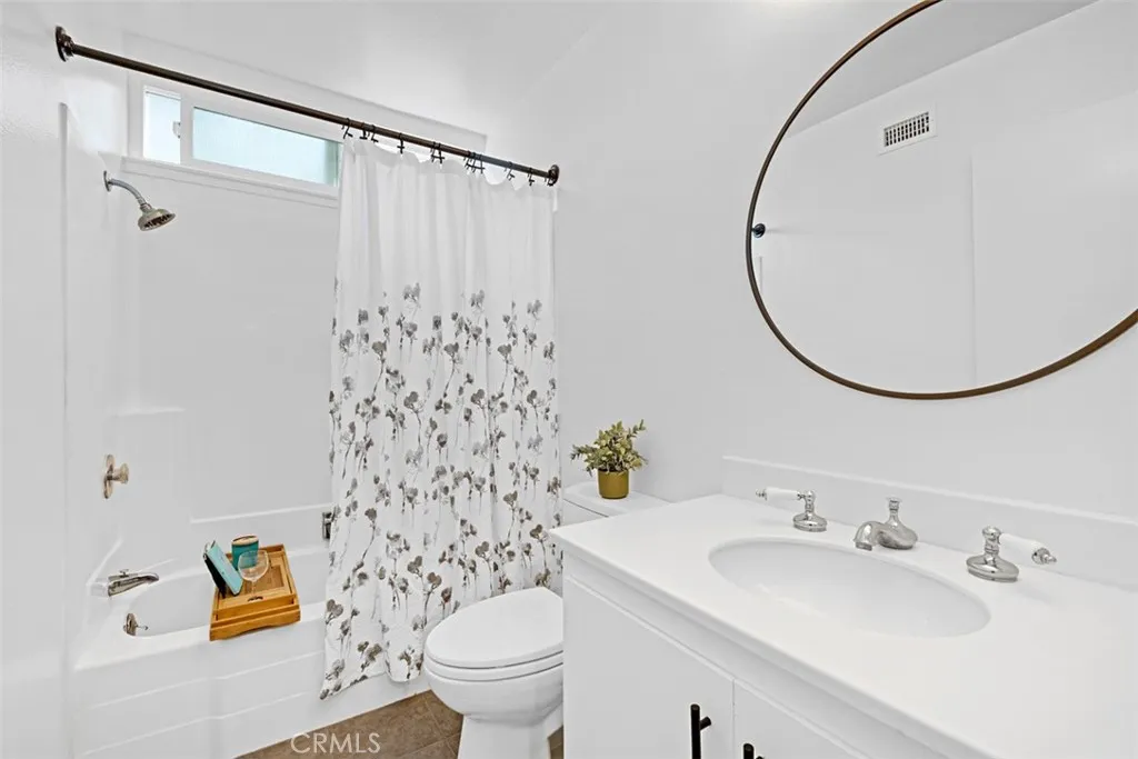 Secondary bath with tub/ shower