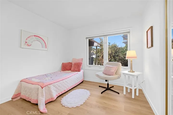 Secondary bedroom with window view to courtyard, mirror wardrobe