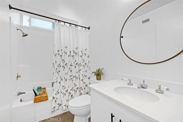 Secondary bath with tub/ shower